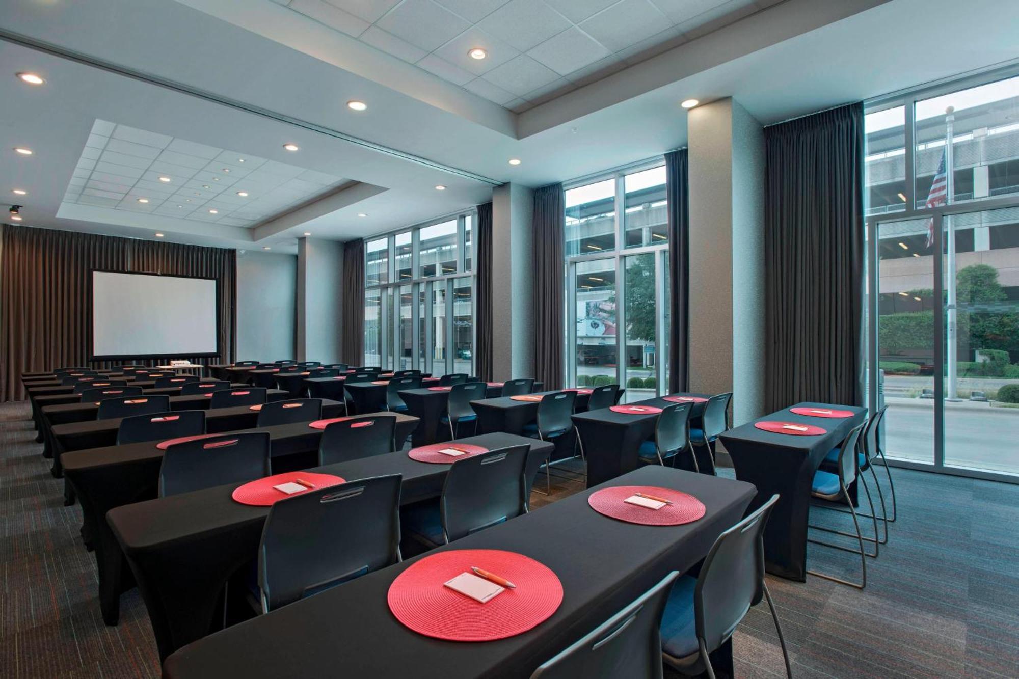 Hotel Aloft At The Domain Austin